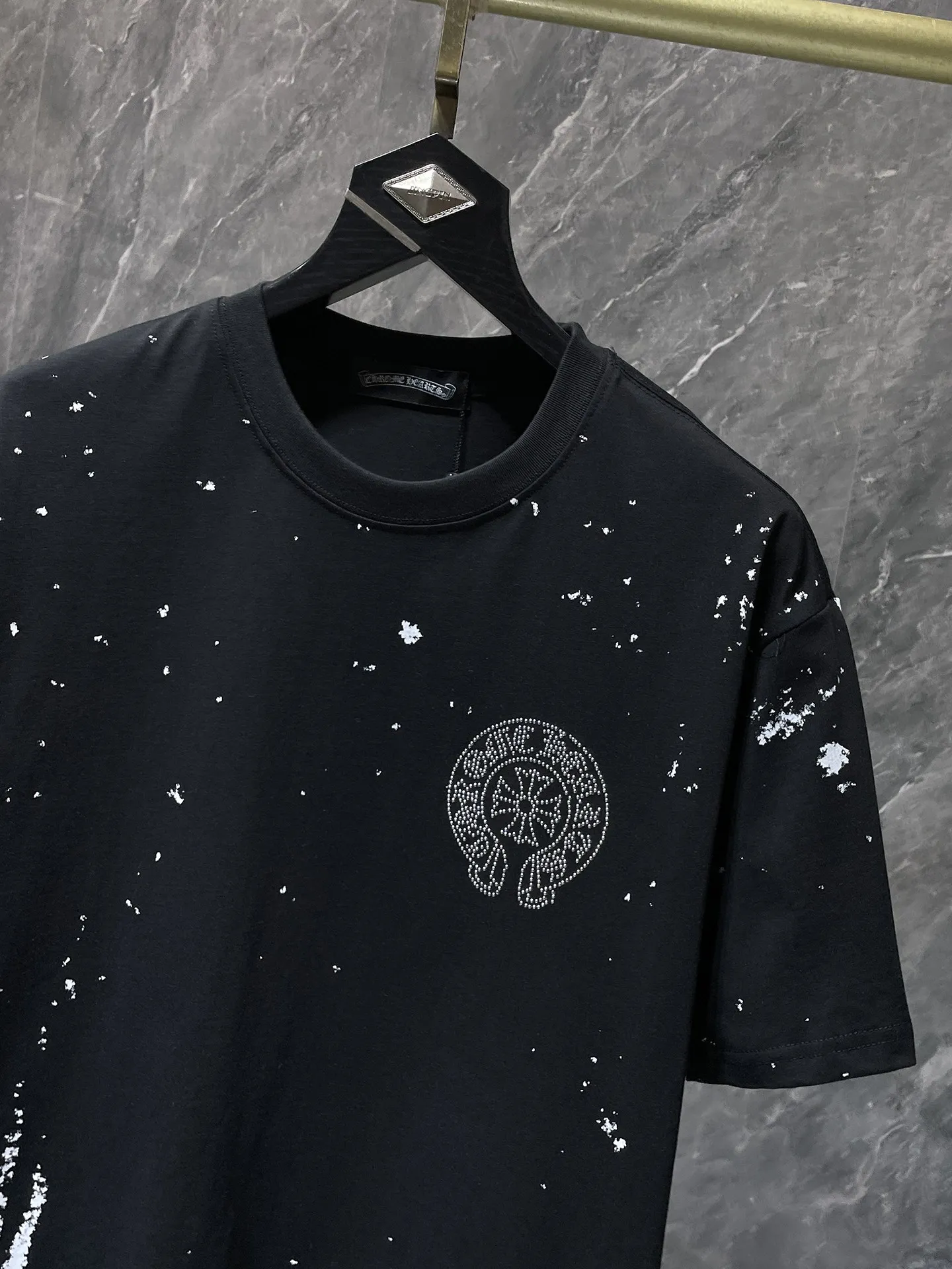 P160 New Chrome Hearts 25ss for summer. High gram weight, environmentally friendly and high-quality top-grade fabric. 260g~270g. Chrome graffiti splashed ink and hot diamond horseshoe short sleeves. Counter synchronization. 1:1 replica version. Recommended colors: white, black. Size: S, M, L, XL.